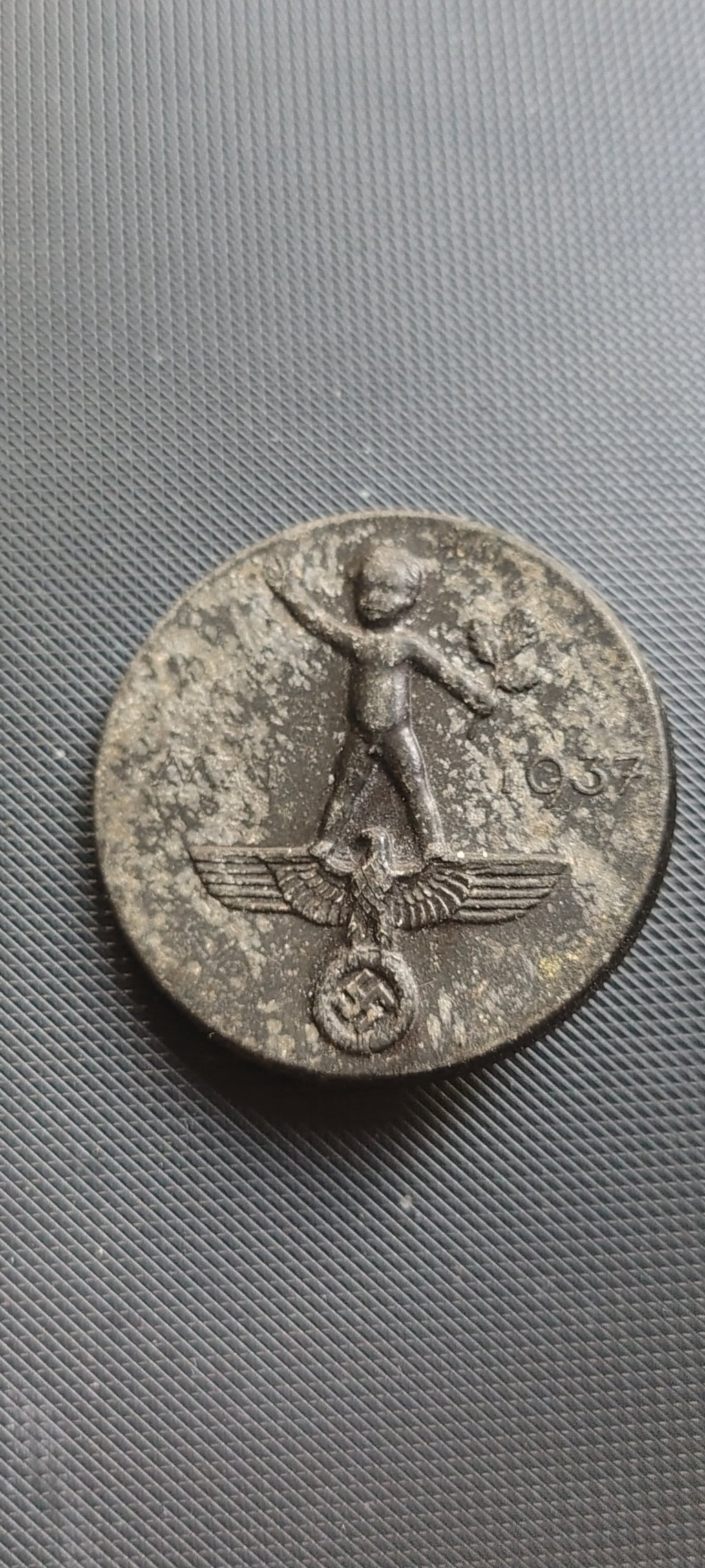 1937 German May Day Tinnie Badge